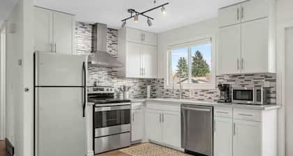 Spacious Dual-Unit Home w King Suite, Sleeps 16 Close to Spruce Meadows