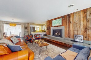 Télévision, cheminée, livres