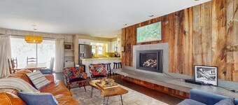 Cozy house w/ mtn views, sauna, fire pit, BBQ, fireplace, w/d, deck, wifi, EV