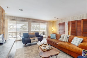 Fernseher, Kamin, Bücher