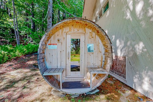 Cozy house w/ mtn views, sauna, fire pit, BBQ, fireplace, w/d, deck, wifi, EV