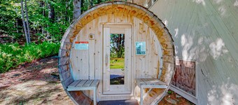 Cozy house w/ mtn views, sauna, fire pit, BBQ, fireplace, w/d, deck, wifi, EV