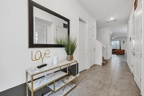 Interior - Luxury SPACIOUS 12 bdrm/ 11.5 ba house "Near Disney" in Kissimmee-25 ppl (Kissimmee)