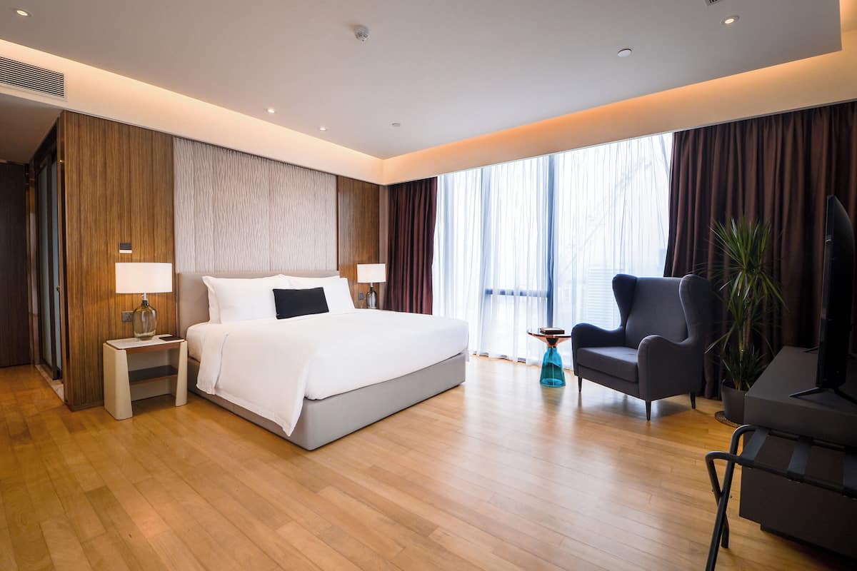 Phòng Suite có thiết kế đặc trưng | Két bảo mật tại phòng, bàn, khu vực làm việc phù hợp cho laptop 