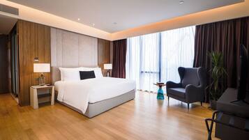 Signature Suite | 3 bilik tidur, peti besi dalam bilik, meja, ruang kerja komputer riba
