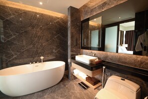 Separate bathtub and shower, rainfall showerhead, hair dryer, slippers - Imperial KLCC by Opus Hospitality (Kuala Lumpur)