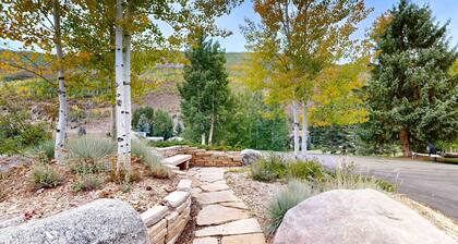 Cozy condo with amazing mountain view, pool & hot tub - next to golf/Nordic ski