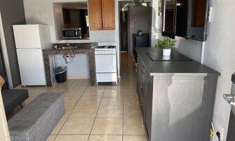 Espacio para trabajar con laptop y ropa de cama 