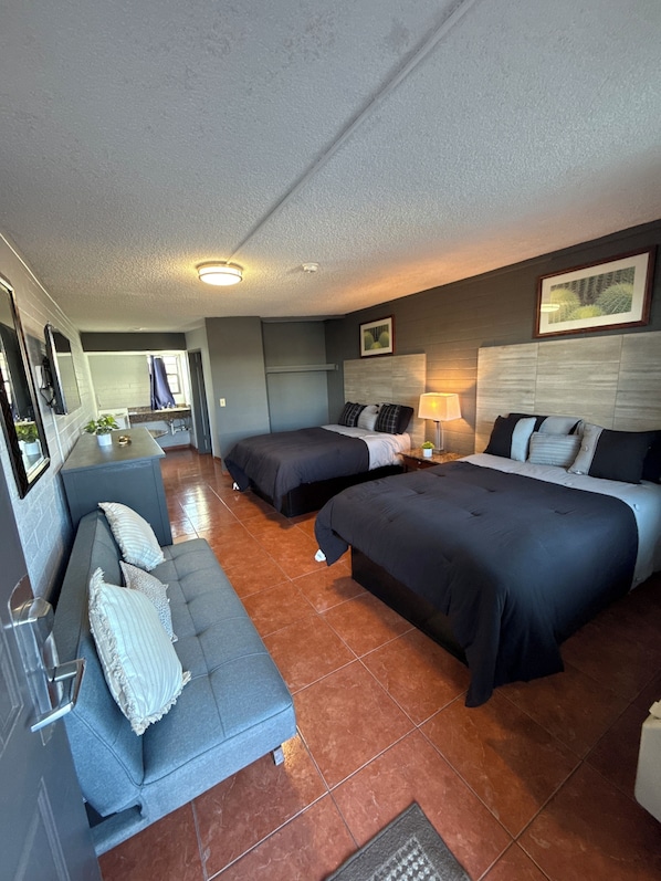 Studio Queen Double Bed | Laptop workspace, bed sheets - Rawls Motel Near Phoenix Airport (Mesa)