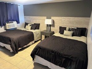 Studio Queen Double Bed | 1 bedroom, laptop workspace, bed sheets