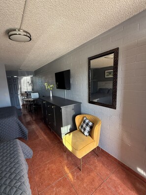 Studio Queen Double Bed | Laptop workspace, bed sheets - Rawls Motel Near Phoenix Airport (Mesa)
