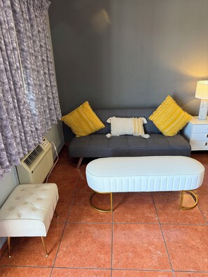 Deluxe studio, balkon | Een laptopwerkplek, beddengoed