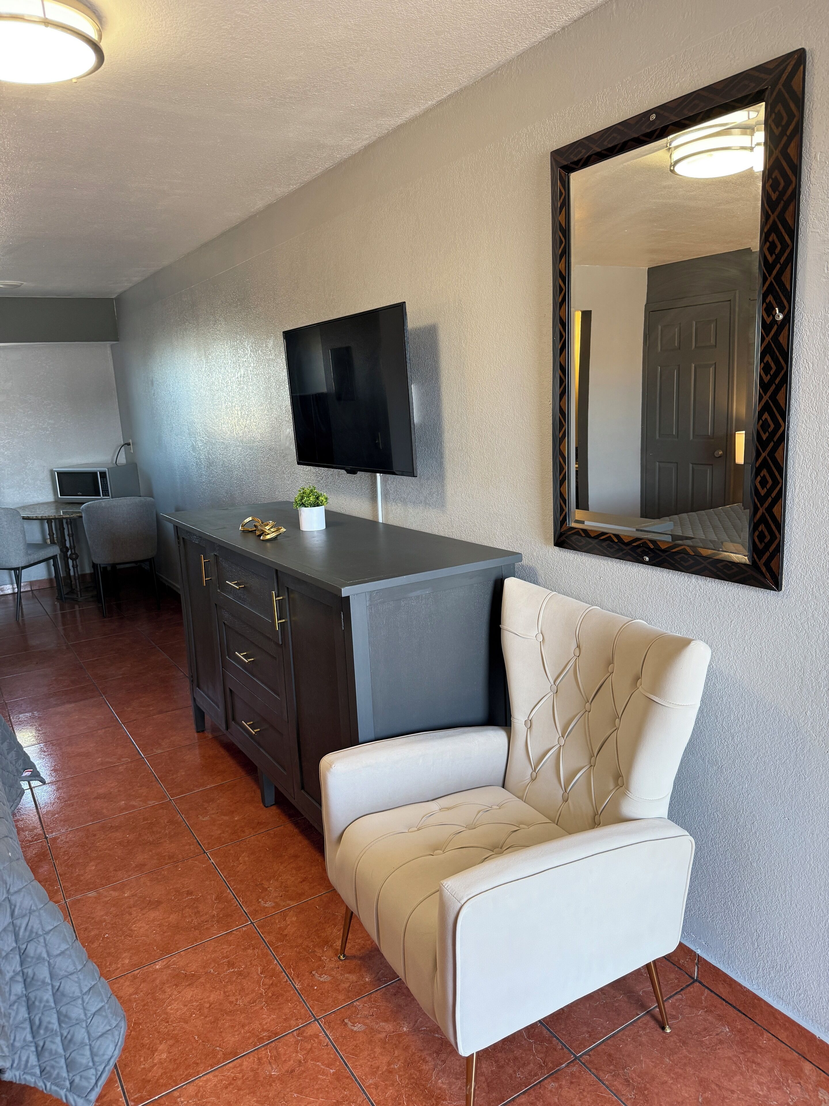 Deluxe Studio, Balcony | Laptop workspace, bed sheets