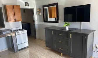 Espacio para trabajar con laptop y ropa de cama 