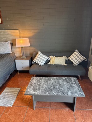 Deluxe studio, balkon | Woonruimte | Een 45-inch ledtelevisie met kabelzenders