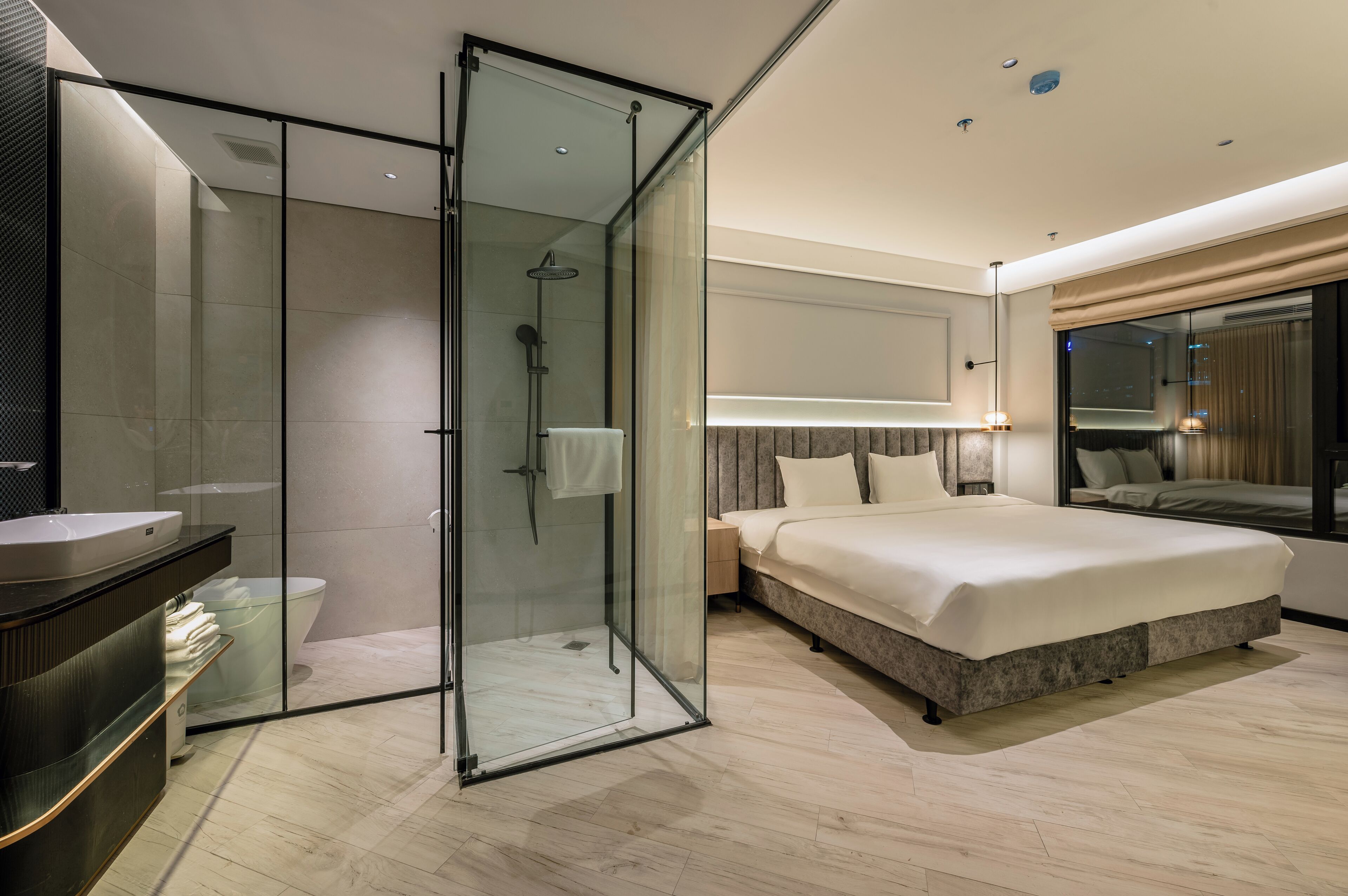 Minibar (mit einigen kostenlosen Artikeln), Zimmersafe, Schreibtisch