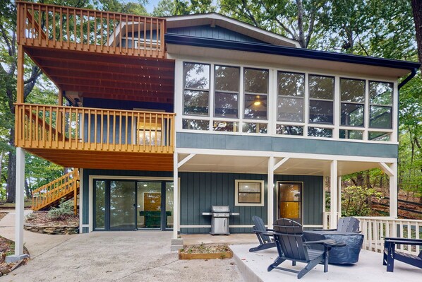 Terrace/patio - Modern meets rustic cabin, 2 outer decks, fire pit, pool table (Jasper)