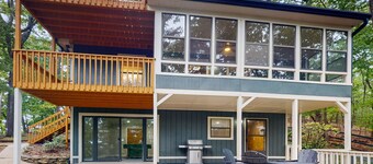 Modern meets rustic cabin, 2 outer decks, fire pit, pool table