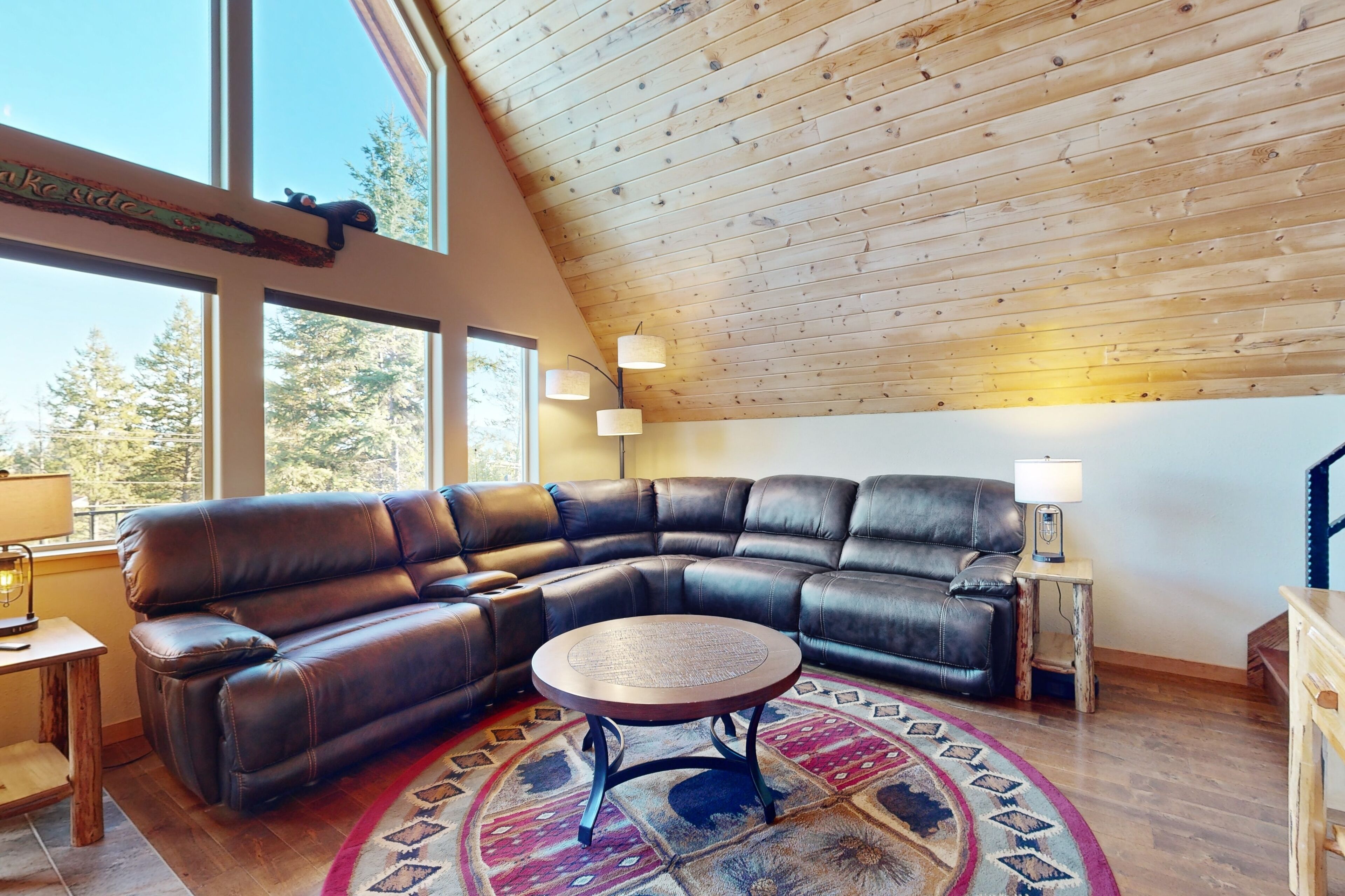 Televisie, een open haard en een dvd-speler