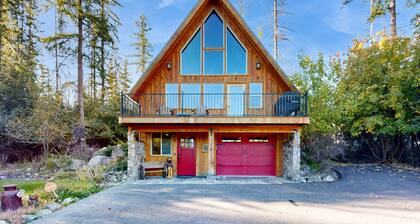 Rustic charm w/ modern amenities, an expansive back patio, mountain views