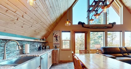 Rustic charm w/ modern amenities, an expansive back patio, mountain views