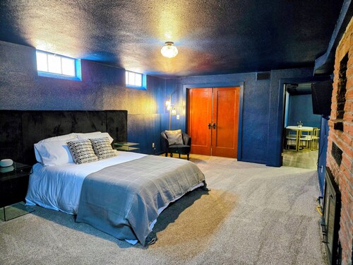 Charming 1 Bedroom Speakeasy Suite w/ Pool Table & Games