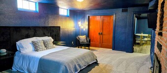 Charming 1 Bedroom Speakeasy Suite w/ Pool Table & Games
