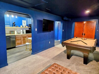 Charming 1 Bedroom Speakeasy Suite w/ Pool Table & Games