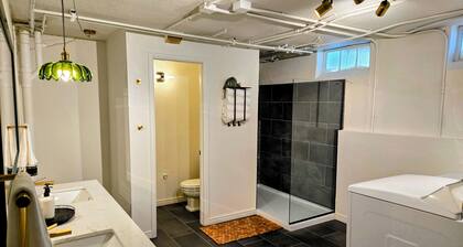 Charming 1 Bedroom Speakeasy Suite w/ Pool Table & Games