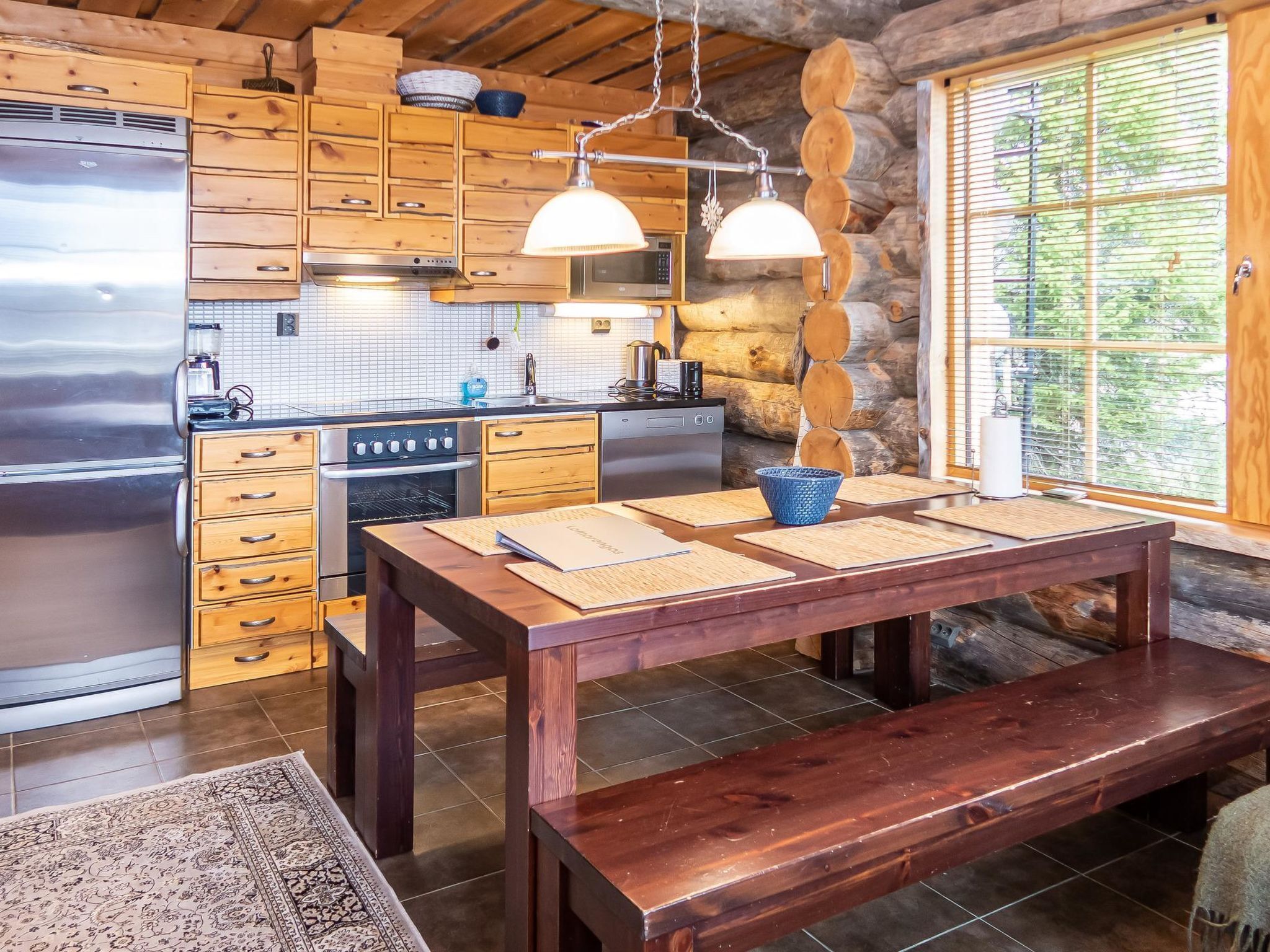 Kühlschrank, Mikrowelle, Geschirrspüler, Kochgeschirr/Geschirr/Besteck