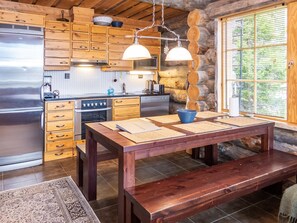 Køleskab, mikrobølgeovn, opvaskemaskine, køkkentøj/tallerkener/redskaber