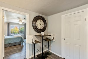 1 bedroom, iron/ironing board, WiFi, bed sheets - Top floor Apt in SLC/Free PKNG/Kitchen/WIFI/Workspace/Central (Salt Lake City)