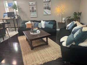 Smart TV, books - Sunset Cliffs, PT-OB92107 Pent Home Walk to Cliffs (San Diego)