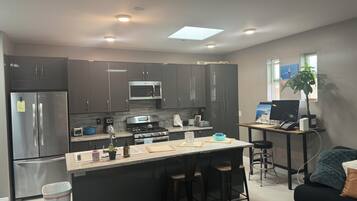 Jääkaappi, mikroaaltouuni, uuni, liesi