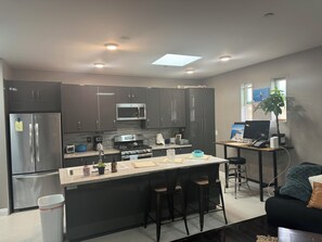 Fridge, microwave, oven, stovetop - Sunset Cliffs, PT-OB92107 Pent Home Walk to Cliffs (San Diego)