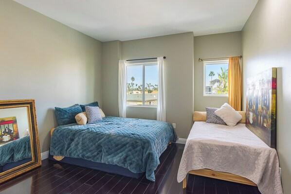 4 bedrooms, desk, free WiFi, bed sheets