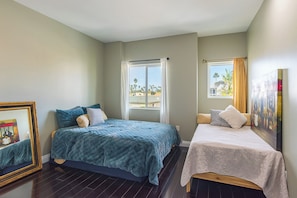 4 bedrooms, desk, travel cot, free WiFi