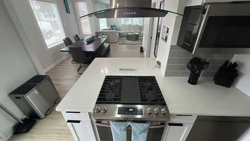 Refrigerador, microondas, horno y parrilla de estufa