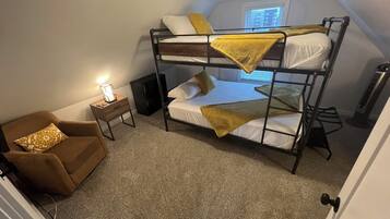 4 slaapkamers, een kluis op de kamer, een bureau