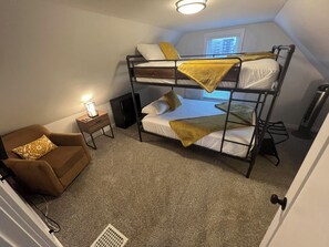 4 habitaciones, caja de seguridad en la habitación y escritorio 