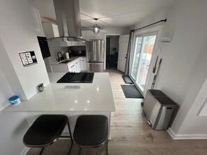 Refrigerador, microondas, horno y parrilla de estufa 