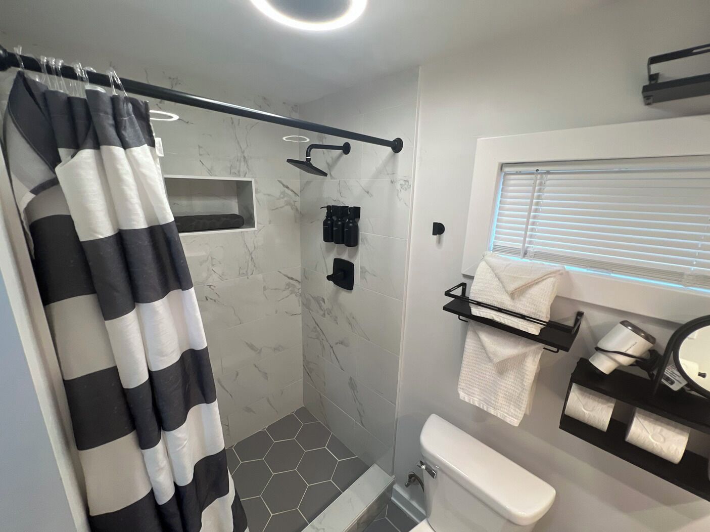 Een douche, een haardroger, handdoeken, zeep