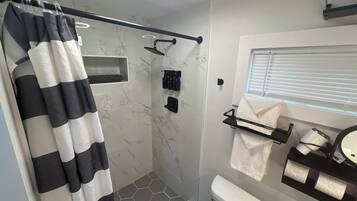 Een douche, een haardroger, handdoeken, zeep