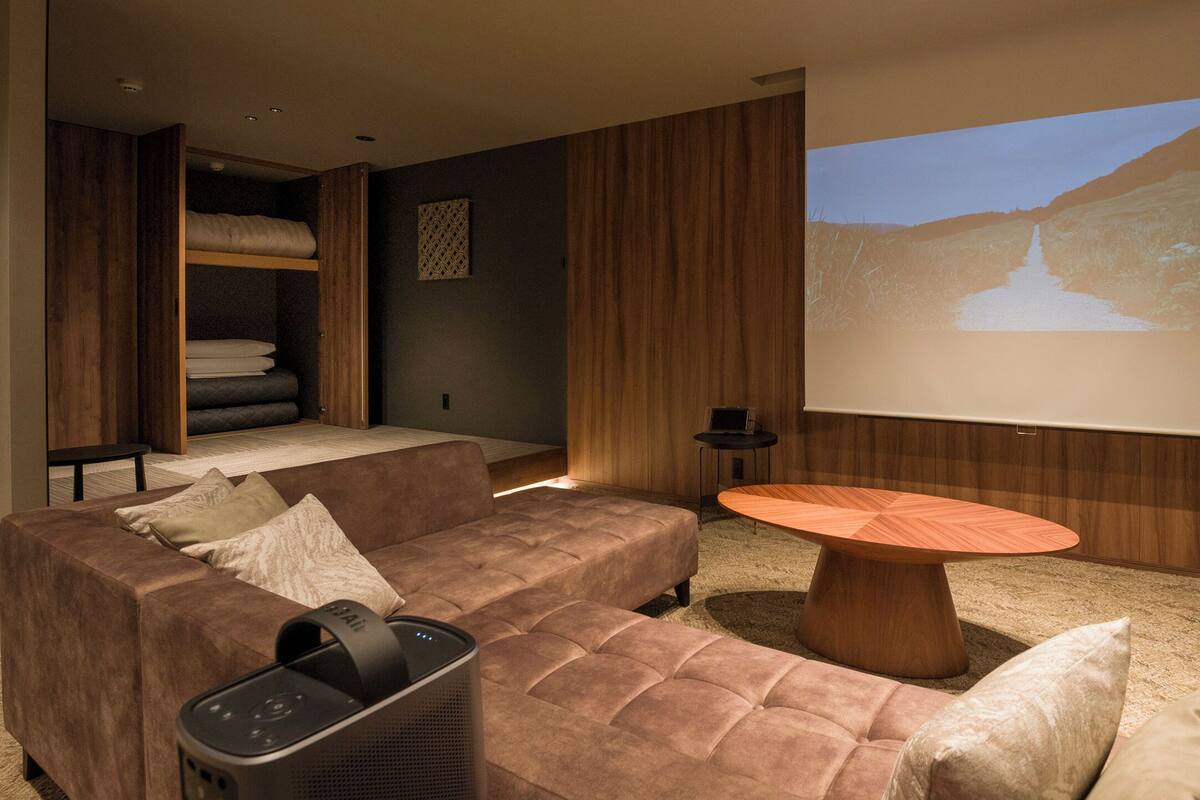 Kamar, Bebas Asap Rokok, Hewan Peliharaan Dilarang ([D] 2 Queen Beds + Small raised space) | Area keluarga