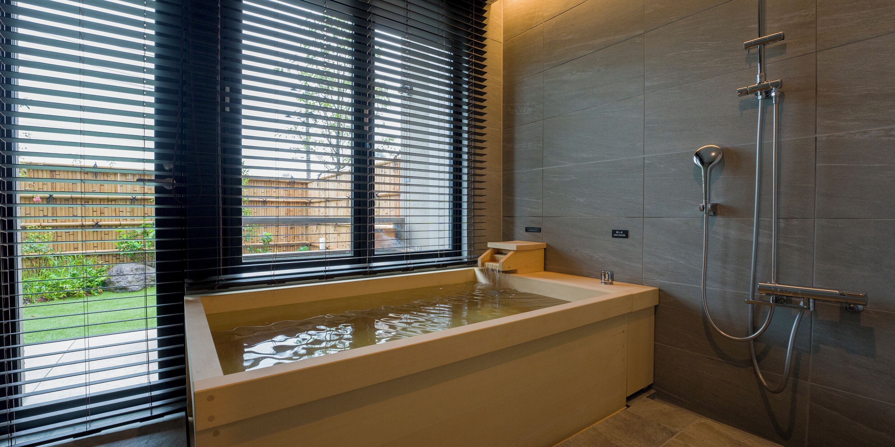 Separate bathtub and shower, spring water bathtub, rainfall showerhead