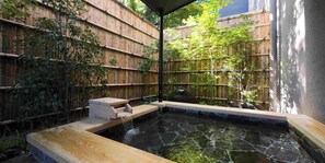 A traditional Japanese garden with a koi pond, bamboo fence, and a small waterfall. - Rakuten STAY TERRACE Hakone Kowakudani (Hakone)