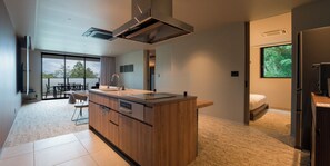 Habitación, no fumadores, No se admiten mascotas ([C], 2 Queen Beds + 1 King Bed) | Cocina privada | Frigorífico grande, microondas, placa de cocina y lavavajillas
