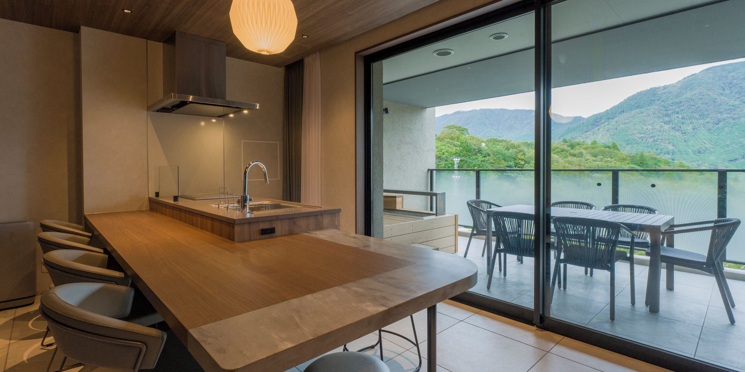 [B] Suite (2 Queen Beds + 1 King Bed) / Max. 6 people, No pets allowed, Non Smoking | In-room dining