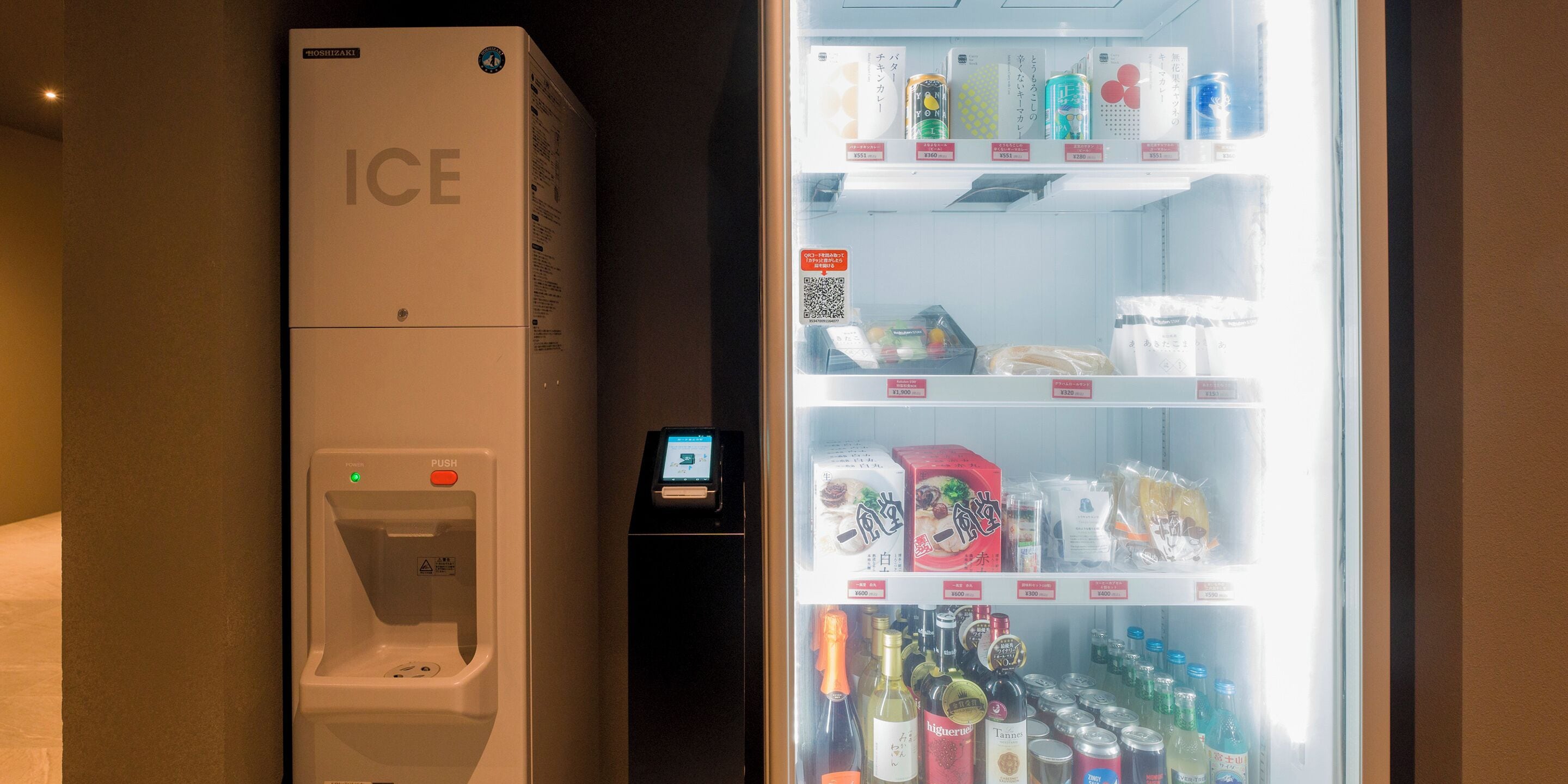 Ein Getränkeautomat mit Wasserspender und einem Kühlschrank, gefüllt mit Getränken und Snacks.