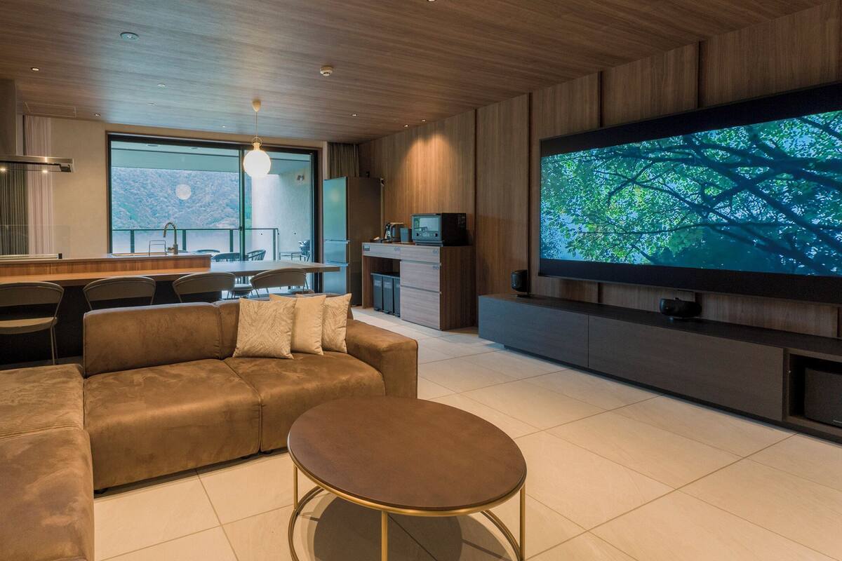 Suite, Bebas Asap Rokok, Hewan Peliharaan Dilarang ([B], 2 Queen Beds + 1 King Bed) | Area keluarga